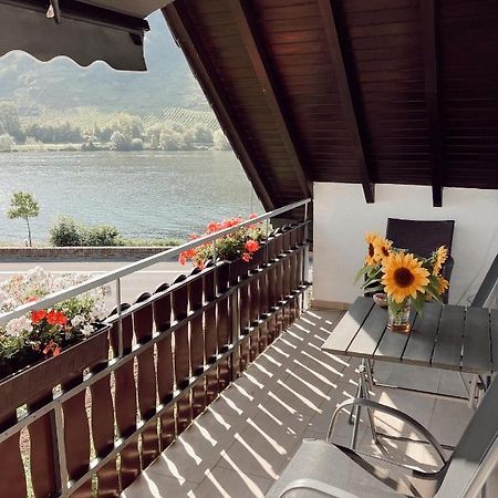 Ferienwohnung Moselflair Mit Direktem Blick Auf Die Mosel Und Weinberge Oberfell Exterior foto