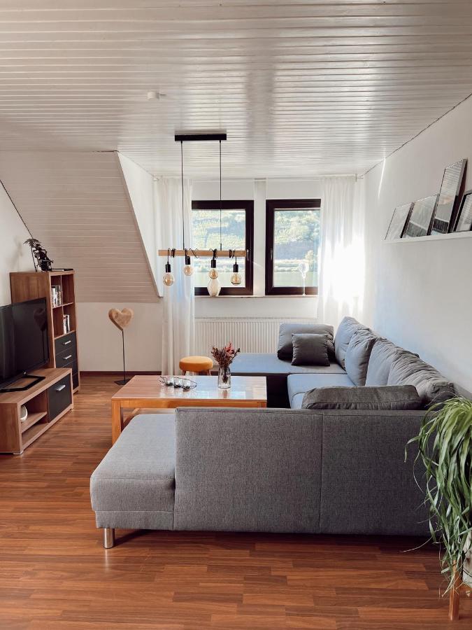 Ferienwohnung Moselflair Mit Direktem Blick Auf Die Mosel Und Weinberge Oberfell Exterior foto